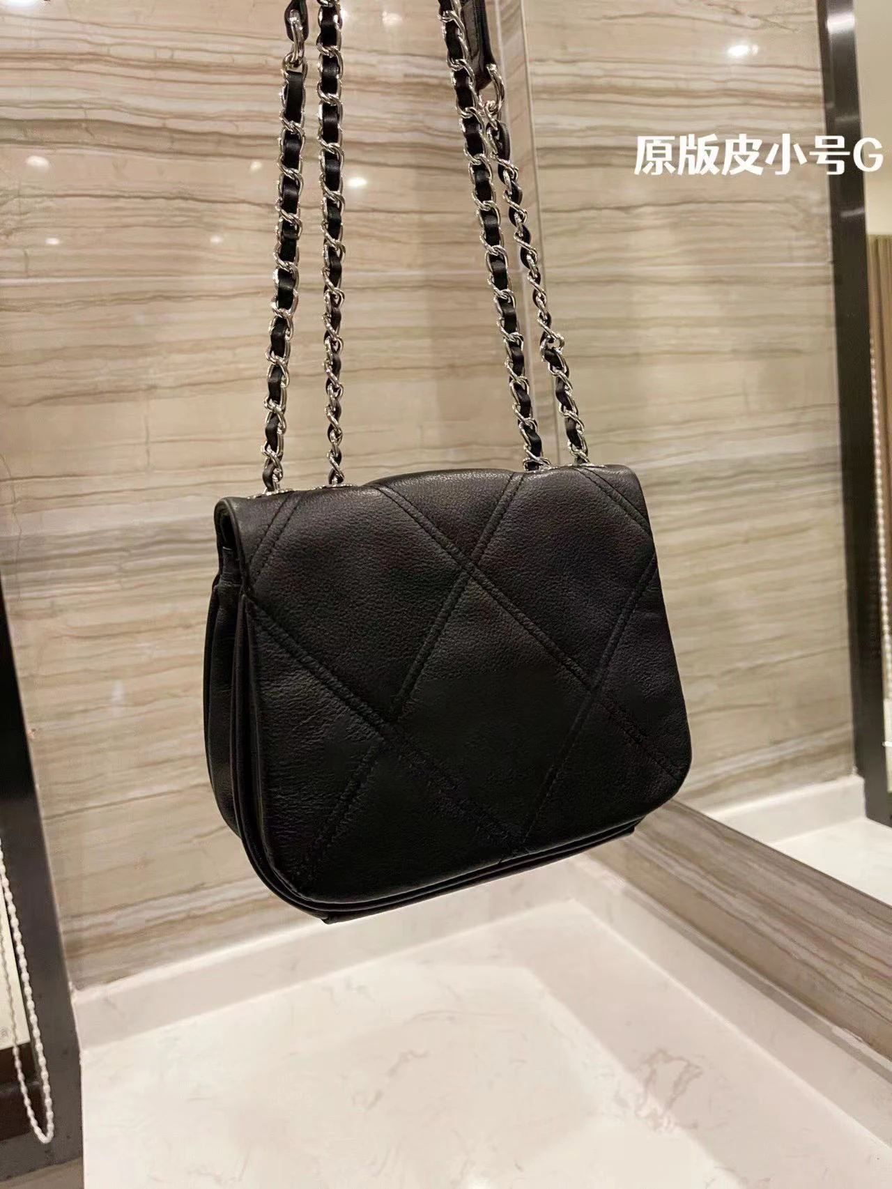 400013 Top high-end trendy design with LOGO fashionable large-capacity one-shoulder diagonal all-match leather chain bag
400013 Top high-end trendy design with LOGO fashionable large-capacity one-shoulder diagonal all-match leather chain bag