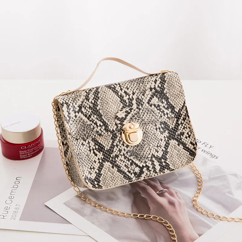 2021 New Single Shoulder Crossbody Women's Bag Snake Pattern Lock Chain Retro Flower Printed Small Bag Mobile Phone Bag
2021 New Single Shoulder Crossbody Women's Bag Snake Pattern Lock Chain Retro Flower Printed Small Bag Mobile Phone Bag