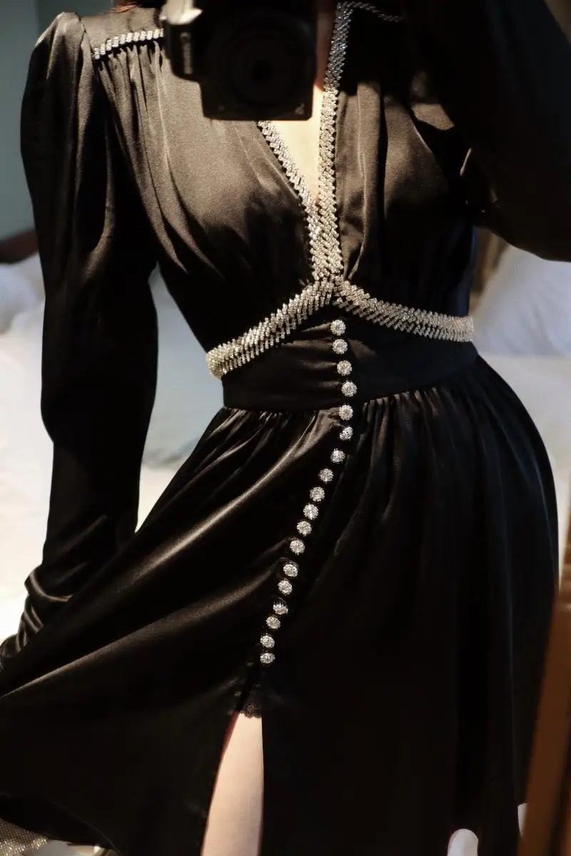 Autumn 2020 European and American Fashion Diamond V-neck Floral Sleeve Silk Satin Lace Sexy Long-sleeved Dress
Autumn 2020 European and American Fashion Diamond V-neck Floral Sleeve Silk Satin Lace Sexy Long-sleeved Dress