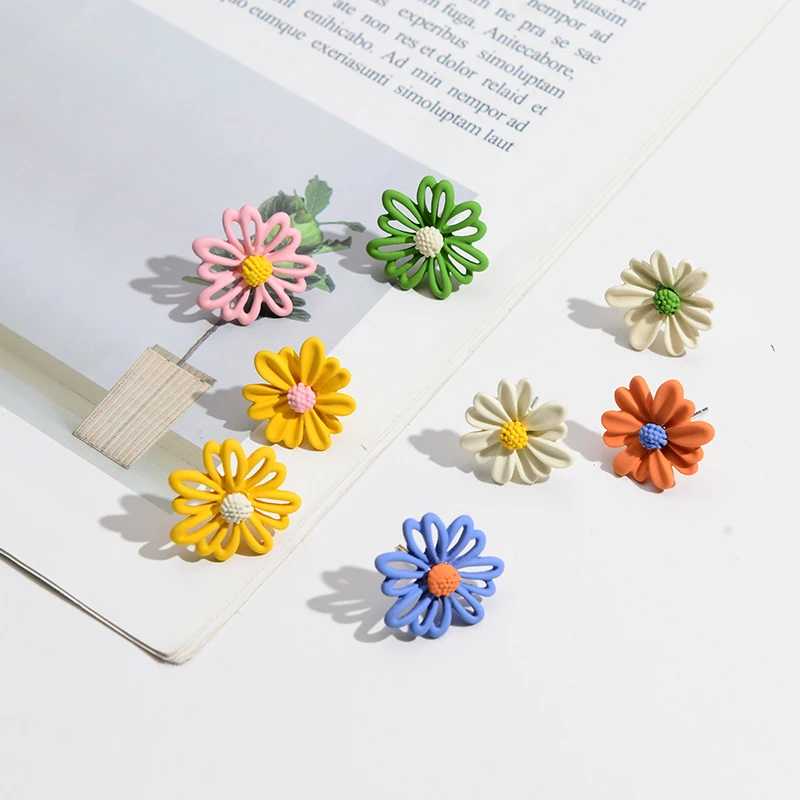 2020 New Sweet Hollow Daisy Stud Earrings for Women Girls Cactus Irregular Small Flower Earrings Girl Sunflower Accessories
2020 New Sweet Hollow Daisy Stud Earrings for Women Girls Cactus Irregular Small Flower Earrings Girl Sunflower Accessories