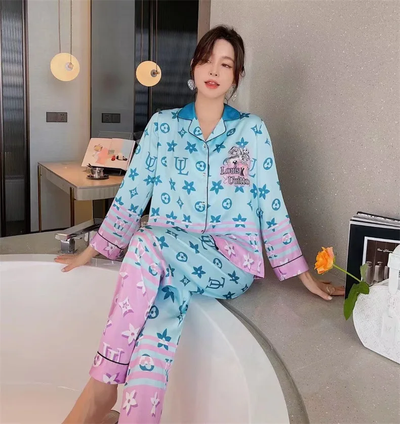 Pajamas women's ice silk long sleeved trousers home clothes winter loose large new suit
Pajamas women's ice silk long sleeved trousers home clothes winter loose large new suit