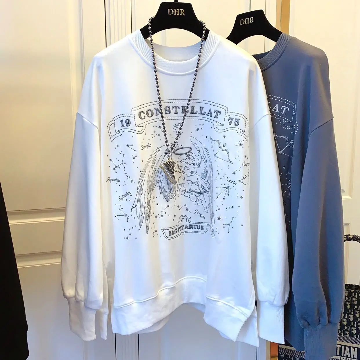 Single European goods heavy embroidery han edition loose diamond languid is lazy leisure fleece jacket female 2020 tide
Single European goods heavy embroidery han edition loose diamond languid is lazy leisure fleece jacket female 2020 tide