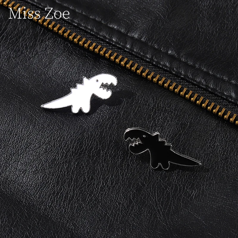 Cartoon White Black Dinosaur Enamel Pin Simple Cartoon Tusks Clothes Backpack Hat Lapel Badges For Kid Jewelry Accessories Gifts
Cartoon White Black Dinosaur Enamel Pin Simple Cartoon Tusks Clothes Backpack Hat Lapel Badges For Kid Jewelry Accessories Gifts