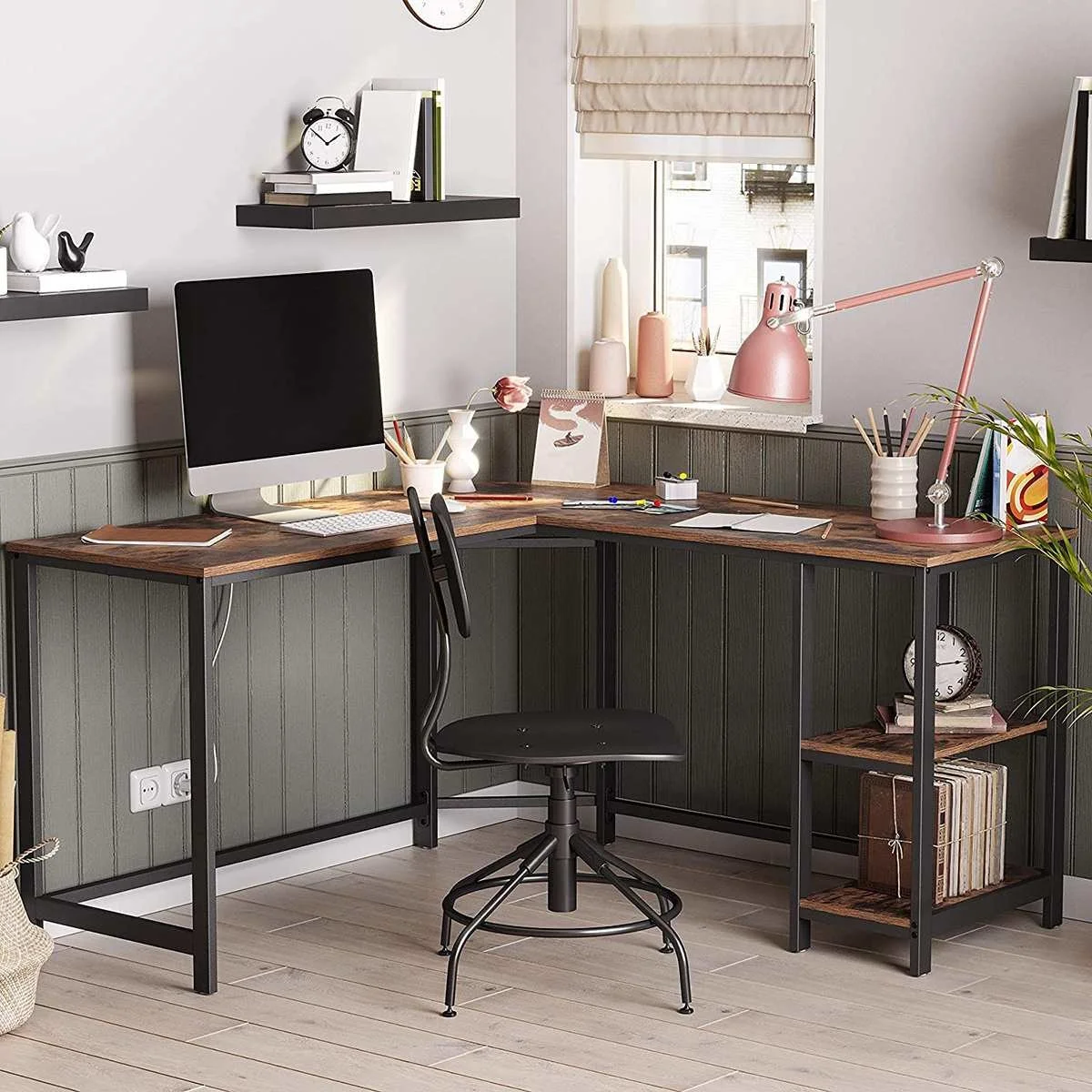 Modern L-shaped desk, computer desk, laptop desk, writing desk, family office furniture, tripod furniture.
Modern L-shaped desk, computer desk, laptop desk, writing desk, family office furniture, tripod furniture.