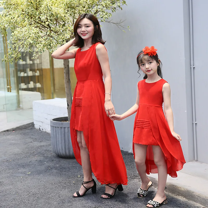 Mom and daughter dress princess party wedding girl dress sleeveless chiffon beach dress family accessory clothing
Mom and daughter dress princess party wedding girl dress sleeveless chiffon beach dress family accessory clothing