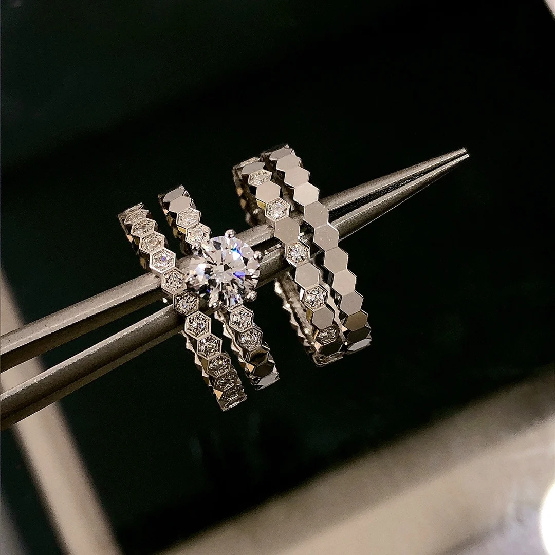 925 sterling silver material bee my love ring. Inlaid with high carbon diamonds. Classic original honeycomb shape design
925 sterling silver material bee my love ring. Inlaid with high carbon diamonds. Classic original honeycomb shape design
