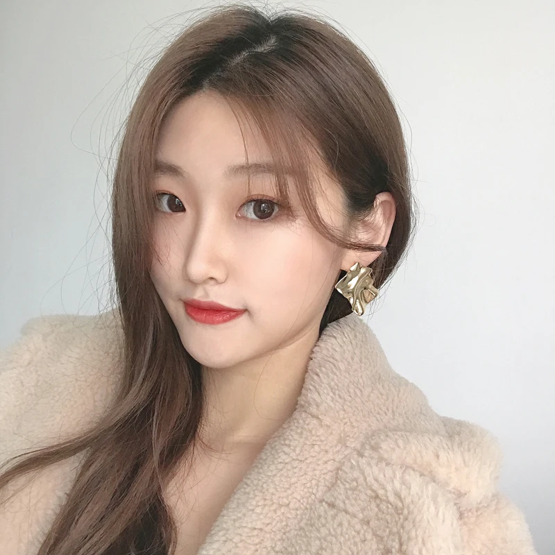 Korean retro geometric metal gold stainless steel earrings unusual female Earrings 2021 trend ear fashion jewelry
Korean retro geometric metal gold stainless steel earrings unusual female Earrings 2021 trend ear fashion jewelry
