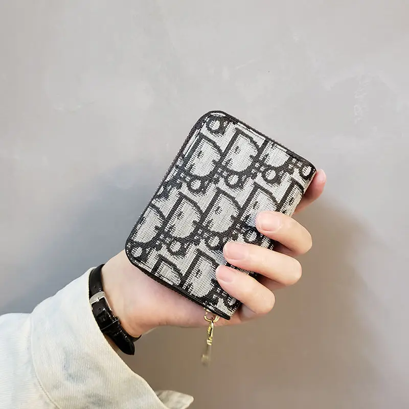 Women Short Purse Fashion Small Card Bag Clasp Folding Wallet Multi-card Holder ID Card Holder Zipper Ladies Designer Coin Purse
Women Short Purse Fashion Small Card Bag Clasp Folding Wallet Multi-card Holder ID Card Holder Zipper Ladies Designer Coin Purse