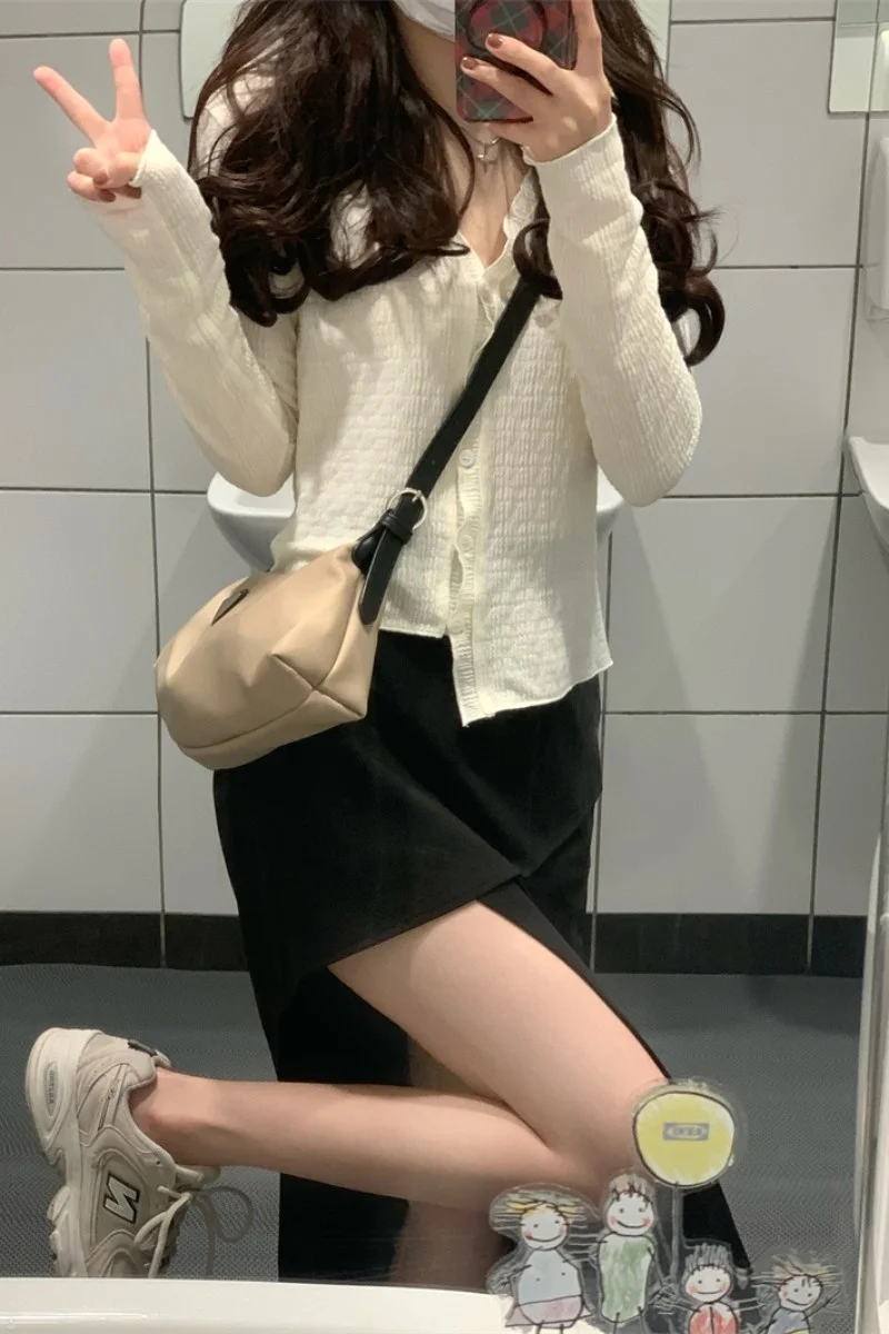 Женский кардиган с V-образным вырезом и юбкой
Женский кардиган с V-образным вырезом и юбкой