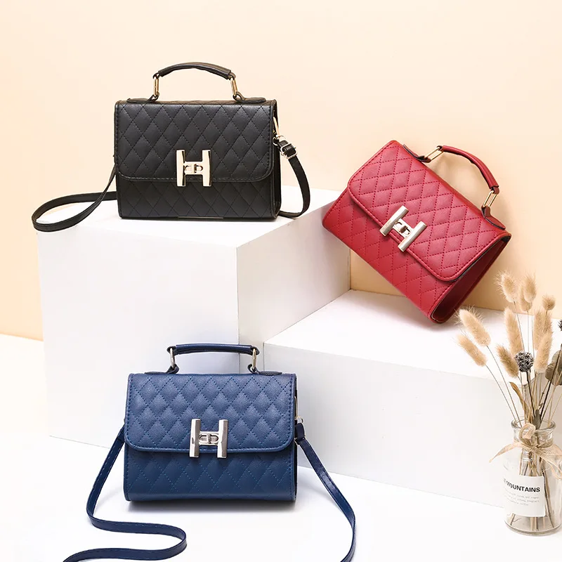 European beauty bag 2021 spring and summer new one-shoulder messenger bag pu fashion small square bag
European beauty bag 2021 spring and summer new one-shoulder messenger bag pu fashion small square bag