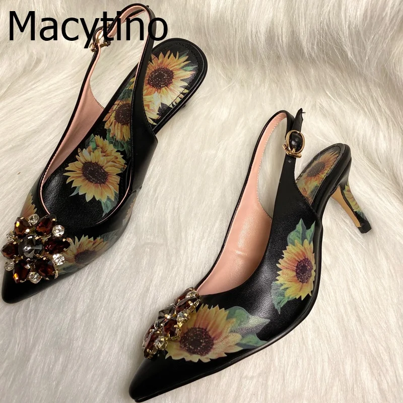 Женские туфли с острым носком, на тонком каблуке 10 см
Женские туфли с острым носком, на тонком каблуке 10 см