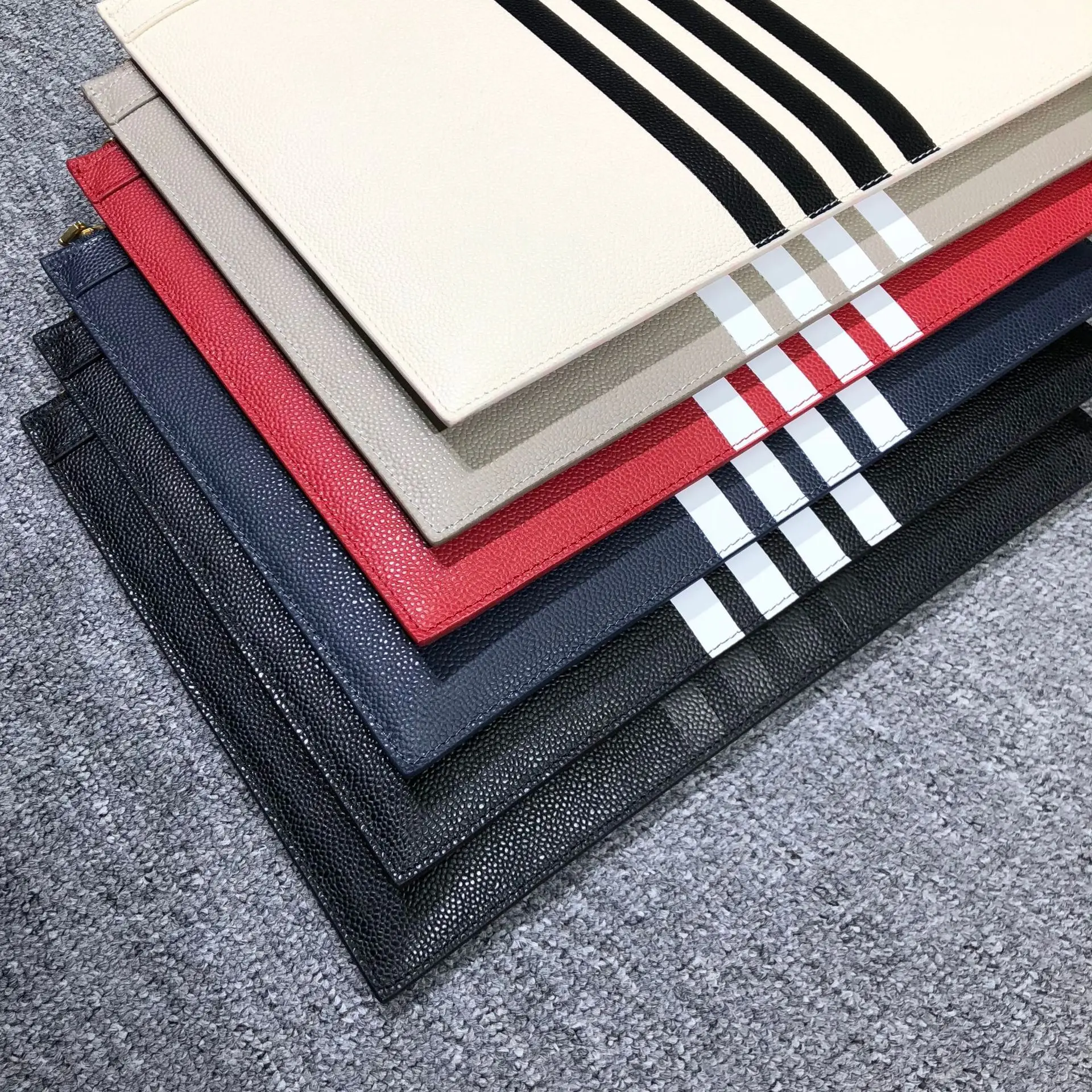 2021 Fashion TB Brand Briefcase Genuine Leather Messenger Striped Print Black Casual Envelope Bag Men Women Hand Bags
2021 Fashion TB Brand Briefcase Genuine Leather Messenger Striped Print Black Casual Envelope Bag Men Women Hand Bags