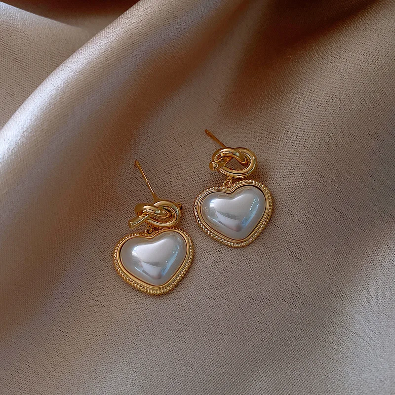 New Korean Contracted Sweet Heart Pearl Drop Earrings Fashion Elegant Temperament Women Earrings Joker Fine Trend
New Korean Contracted Sweet Heart Pearl Drop Earrings Fashion Elegant Temperament Women Earrings Joker Fine Trend