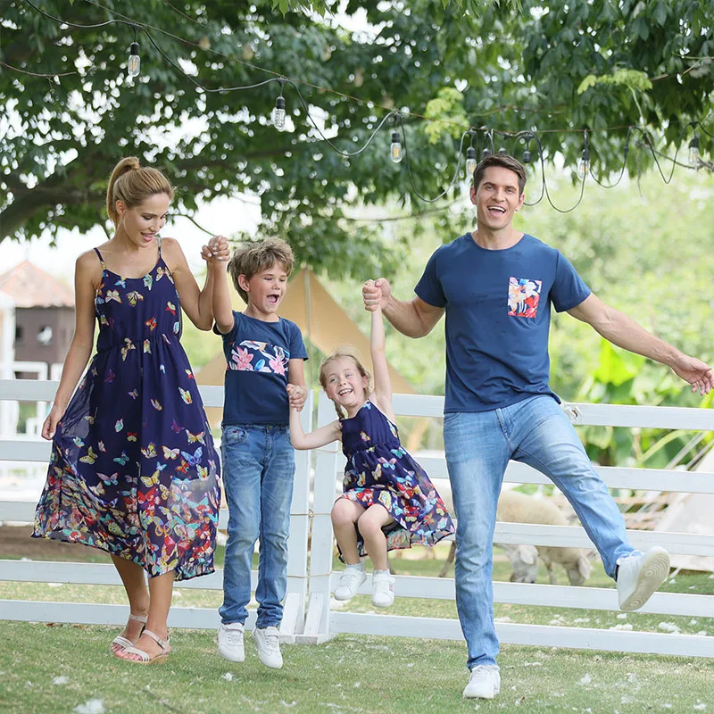 Summer Family Matching Floral Pattern T-shirt Dad and Son Red Dress Mom and Girl
Summer Family Matching Floral Pattern T-shirt Dad and Son Red Dress Mom and Girl