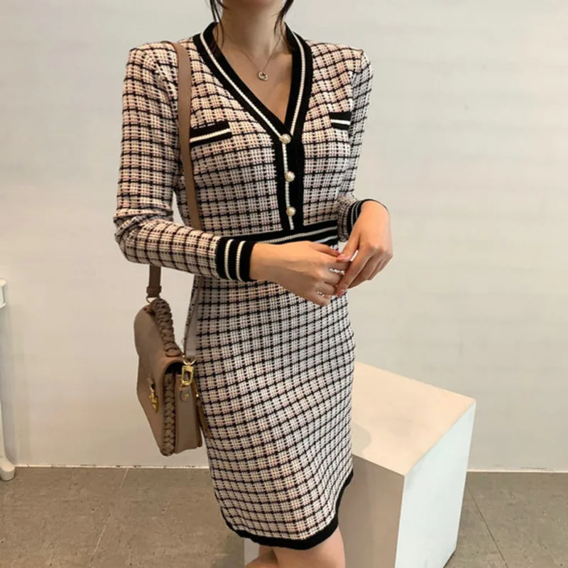 Женское трикотажное платье в клетку, элегантное винтажное платье в Корейском стиле с цветными застежками, V-образным вырезом и длинным рука...
Женское трикотажное платье в клетку, элегантное винтажное платье в Корейском стиле с цветными застежками, V-образным вырезом и длинным рука...
