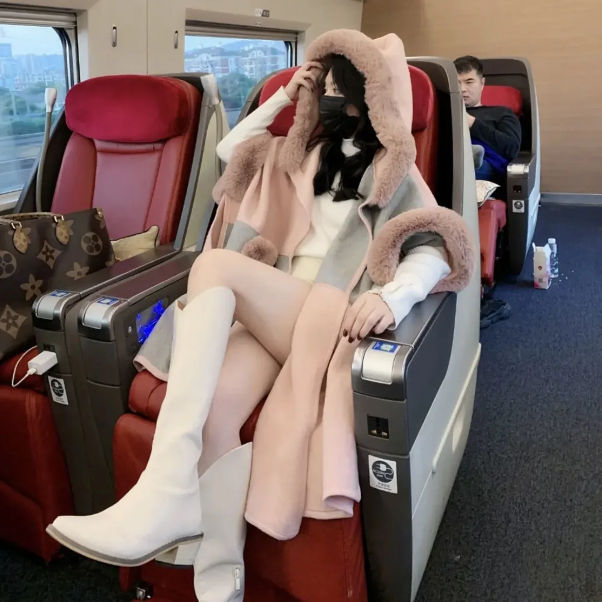 2021 Women Winter Thicken Plus Velvet Big Fur Collar Outstreet Wear Poncho Cardigan Long Cloak Loose Coat With Pocket Hat
2021 Women Winter Thicken Plus Velvet Big Fur Collar Outstreet Wear Poncho Cardigan Long Cloak Loose Coat With Pocket Hat