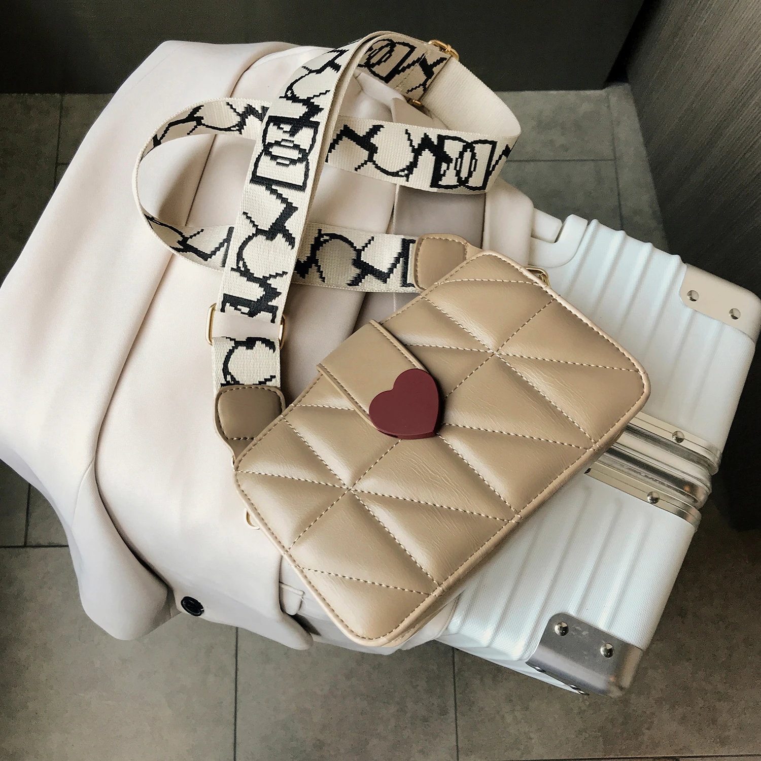 Woman Messenger Bag 2020PU Leather Solid Soft Flap Shoulder Bag Purses And Luxury Handbags Women Bags Designer Bolsa Feminina
Woman Messenger Bag 2020PU Leather Solid Soft Flap Shoulder Bag Purses And Luxury Handbags Women Bags Designer Bolsa Feminina