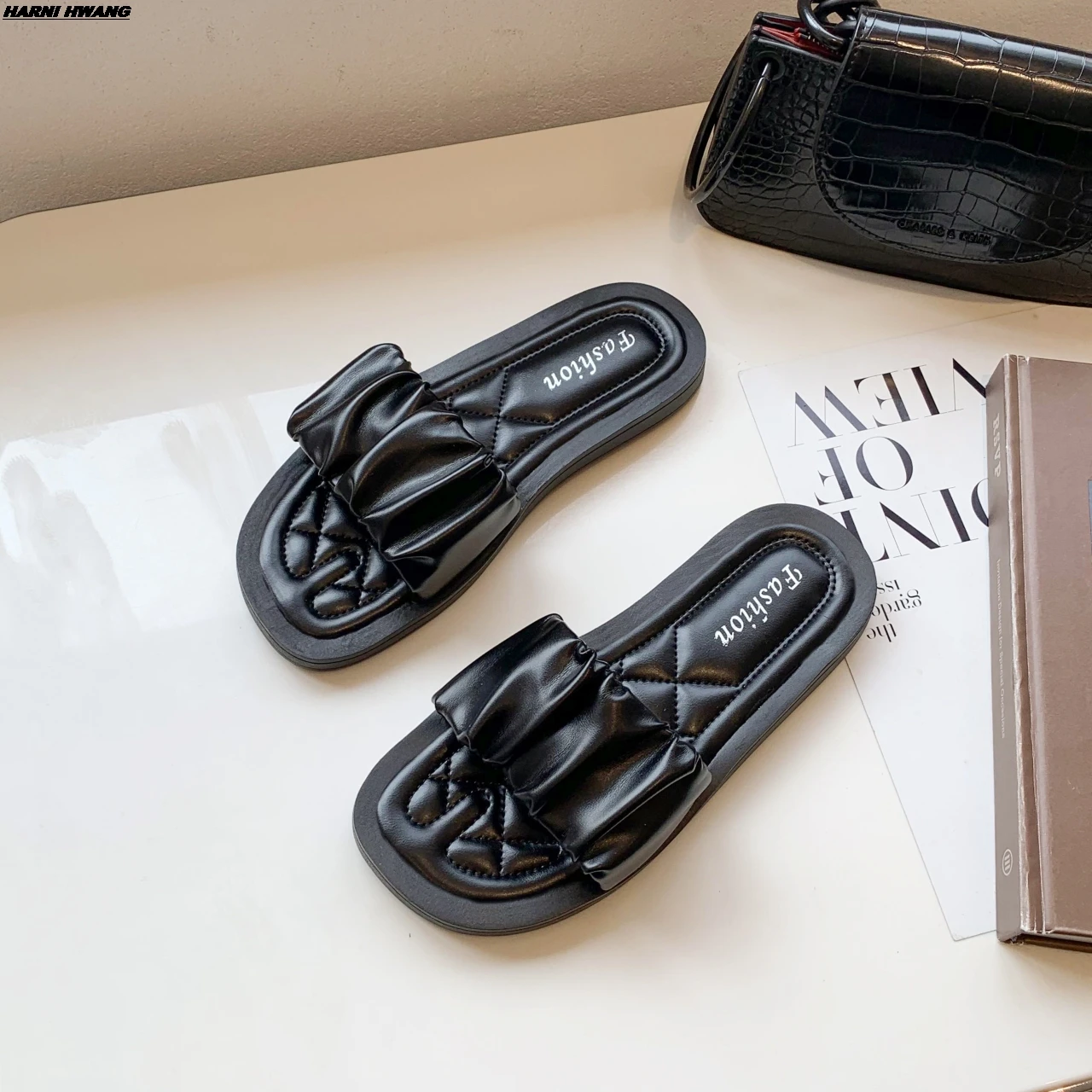2021 Summer Women Slipper Ladies Outdoor Elegant Folds Slides Flat Sandals High Quality Plus Size Women's Shoes Size 36-42
2021 Summer Women Slipper Ladies Outdoor Elegant Folds Slides Flat Sandals High Quality Plus Size Women's Shoes Size 36-42