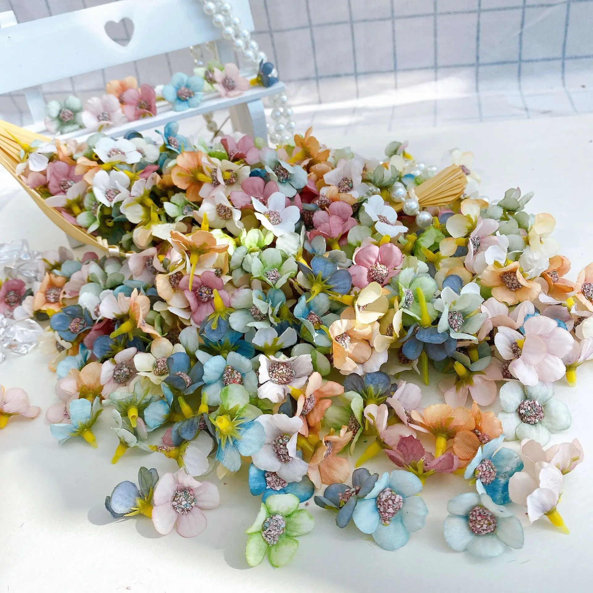 50pcs New Flower 2cm Simulation Multicolor Daisy Flower Diy Mini Silk Flower Garland Dress Decoration 
50pcs New Flower 2cm Simulation Multicolor Daisy Flower Diy Mini Silk Flower Garland Dress Decoration