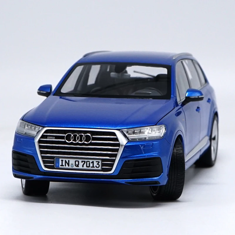 Модель автомобиля AUDI Q7 1:18, модель внедорожника из сплава, литая игрушка
Модель автомобиля AUDI Q7 1:18, модель внедорожника из сплава, литая игрушка