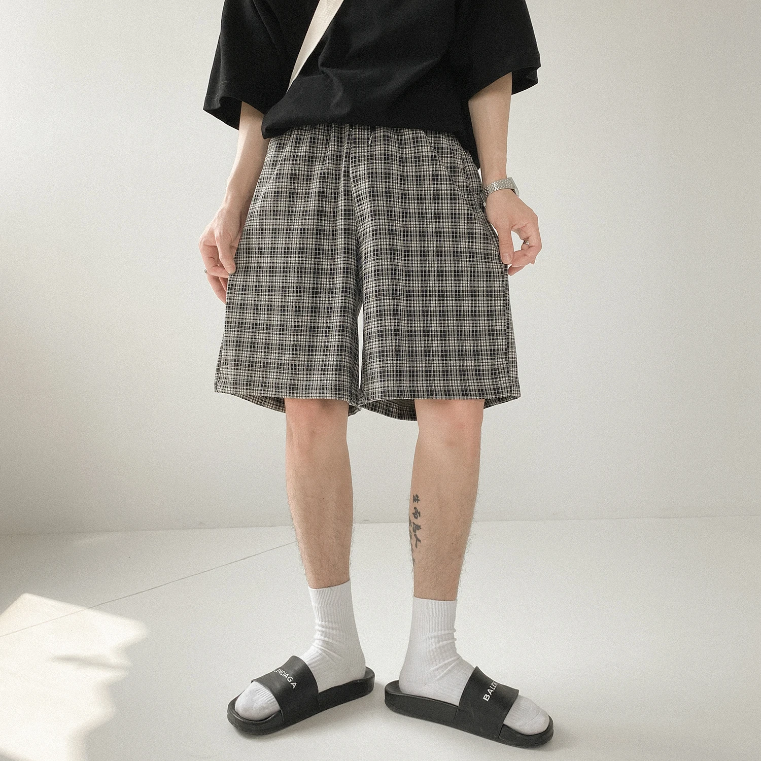 Plaid shorts men's loose wild wide-leg casual five-point pants summer new Korean version of the trend ins straight
Plaid shorts men's loose wild wide-leg casual five-point pants summer new Korean version of the trend ins straight