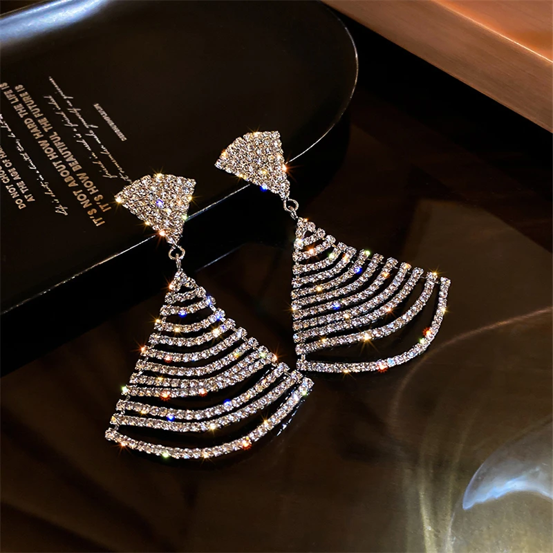 FYUAN Hollow Sector Crystal Drop Earrings for Women Bijoux Shiny Full Rhinestone Earrings Weddings Engagement Jewelry
FYUAN Hollow Sector Crystal Drop Earrings for Women Bijoux Shiny Full Rhinestone Earrings Weddings Engagement Jewelry
