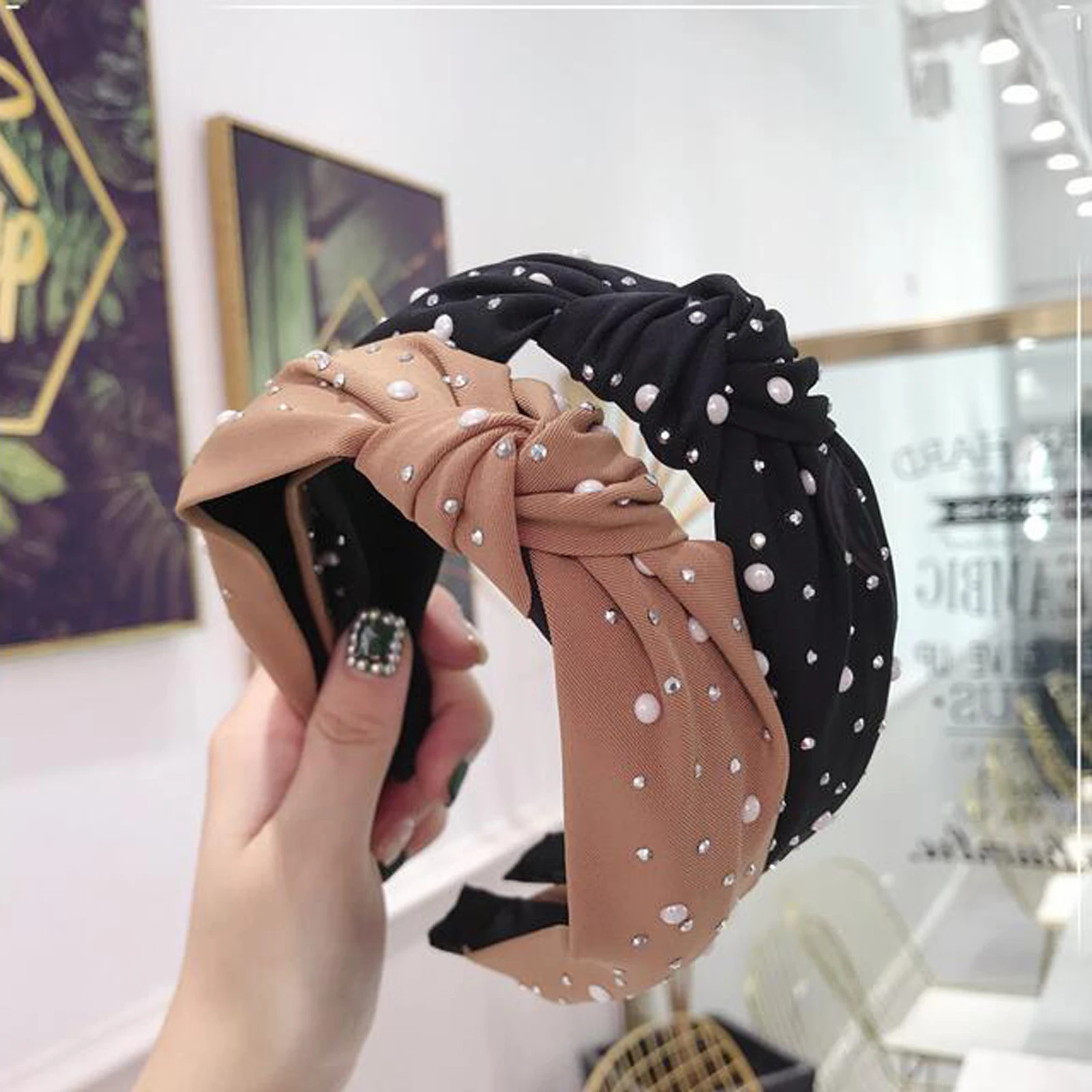 New 2019 Fashion Girls Headband Handmade Shining Pearls Rhinestone Ornament Hairband Women Middle Knot Turban Hair Accessories
New 2019 Fashion Girls Headband Handmade Shining Pearls Rhinestone Ornament Hairband Women Middle Knot Turban Hair Accessories