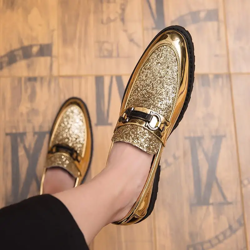 European and American personality, golden, bright nightclub hairstyle, British sports shoes
European and American personality, golden, bright nightclub hairstyle, British sports shoes