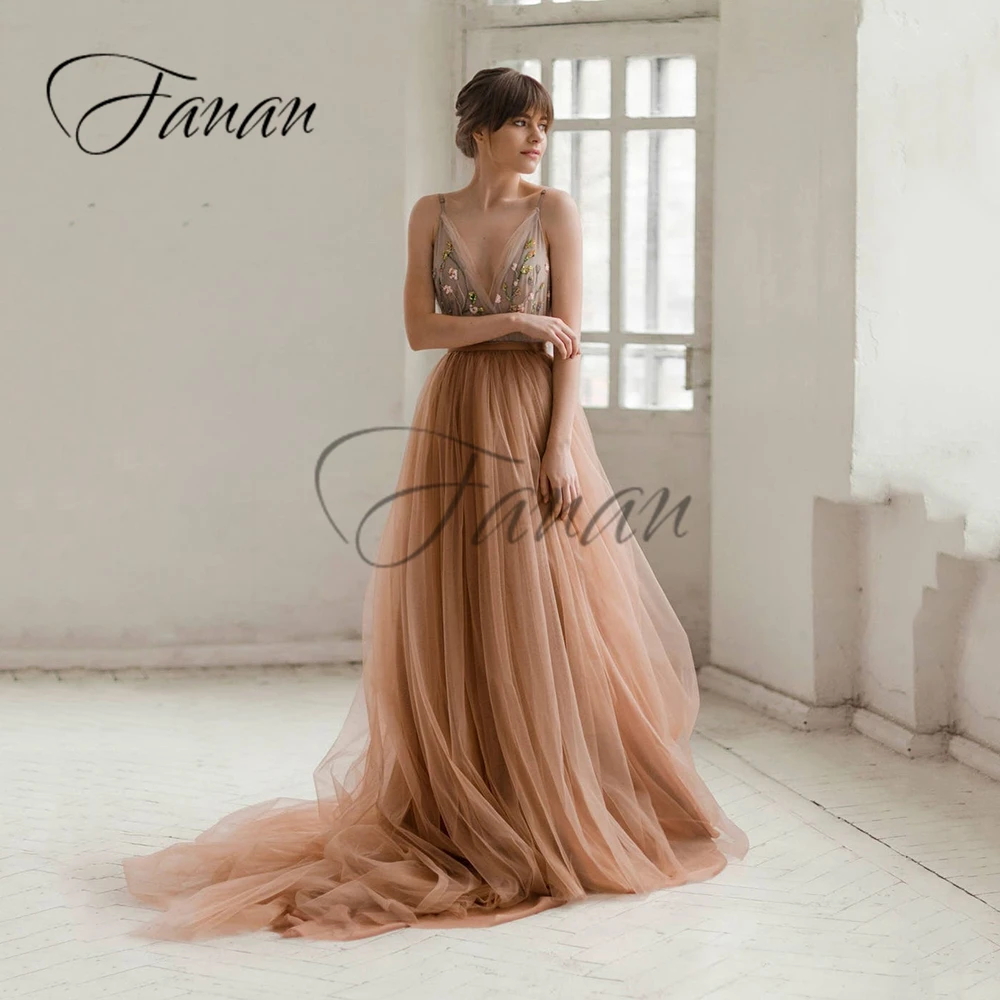 Deep V-Neck Sleeveless Spaghetti Straps Boho Wedding Dresses Backless Embroidery A-Line Sexy Bridal Gown vestido de noiva
Deep V-Neck Sleeveless Spaghetti Straps Boho Wedding Dresses Backless Embroidery A-Line Sexy Bridal Gown vestido de noiva