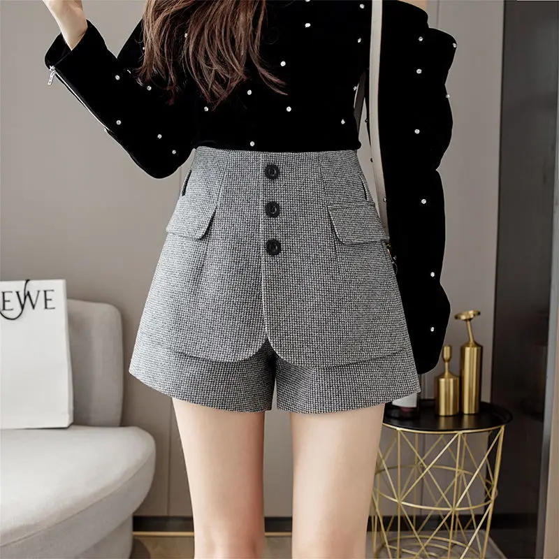 2021 New Ladies Retro Buttons Wide Leg Wool Shorts Women Autumn and Winter Fashion High Waist Plaid Loose Shorts G93
2021 New Ladies Retro Buttons Wide Leg Wool Shorts Women Autumn and Winter Fashion High Waist Plaid Loose Shorts G93
