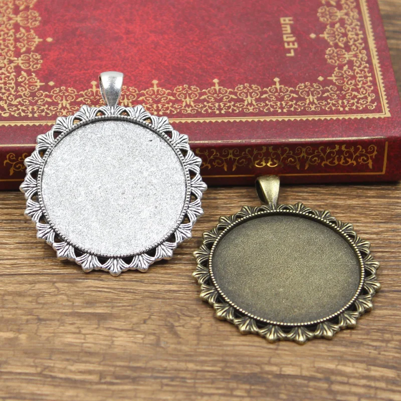 2pcs New Fashion 35mm Inner Size Antique Bronze Silver Color Classic Round Style Cabochon Base Setting Charms Pendant
2pcs New Fashion 35mm Inner Size Antique Bronze Silver Color Classic Round Style Cabochon Base Setting Charms Pendant