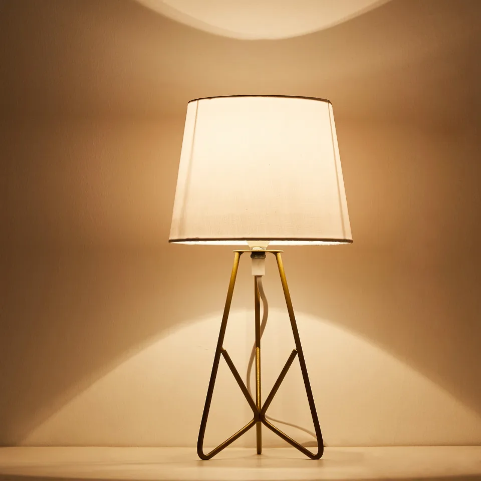 OYGROUP Simple Table Lamp White Fabric Shade with Gold Metal Stand E14 Desk Lighting Night Lighti for Bedside Girls Room Hotel
OYGROUP Simple Table Lamp White Fabric Shade with Gold Metal Stand E14 Desk Lighting Night Lighti for Bedside Girls Room Hotel