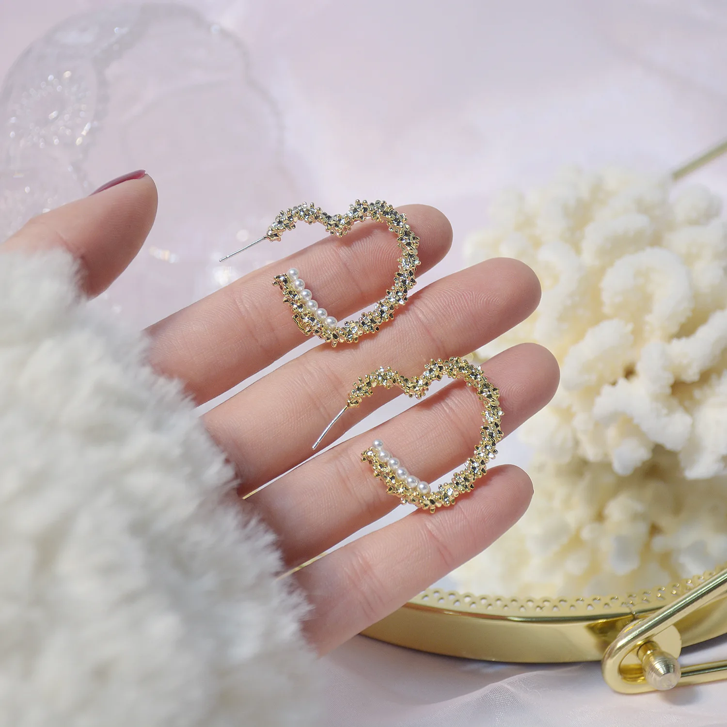 Korea New Design Fashion Jewelry Sweet Love 14K Real Gold Plating Earrings Elegant Pearl Embellishment Women hoop Earrings 
Korea New Design Fashion Jewelry Sweet Love 14K Real Gold Plating Earrings Elegant Pearl Embellishment Women hoop Earrings