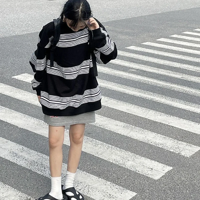 Fashion Couples Hip Hop Striped Print Long Sleeve Men Tshirts Japanese Streetwear Vintage Student Loose Woman Oversized Clothes
Fashion Couples Hip Hop Striped Print Long Sleeve Men Tshirts Japanese Streetwear Vintage Student Loose Woman Oversized Clothes