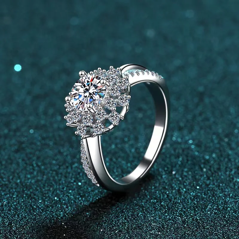 Trendy 0.8Ct D Color Moissanite Sunflower Rings Women Jewelry Plated Pt950 Gold Flower Engagement Ring with GRA Anniversary Gift
Trendy 0.8Ct D Color Moissanite Sunflower Rings Women Jewelry Plated Pt950 Gold Flower Engagement Ring with GRA Anniversary Gift