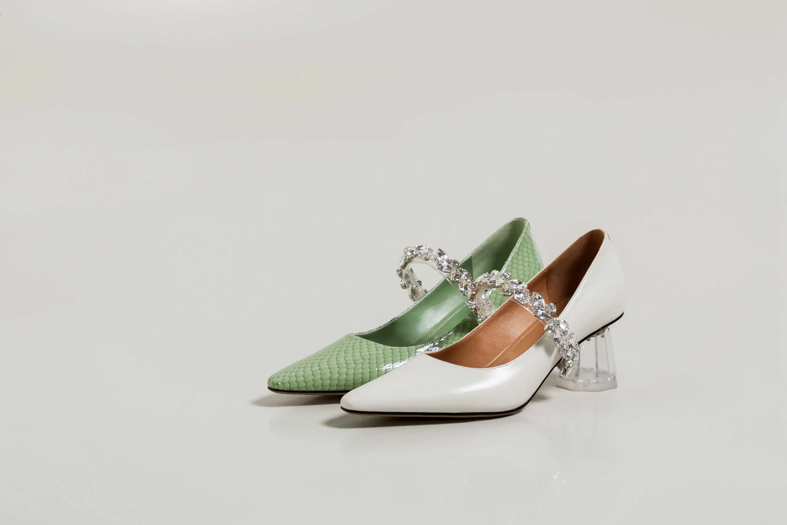 Krazing Pot Princess style full grain leather streetwear small square toe high crystal heel slip on beauty girls women pumps L00
Krazing Pot Princess style full grain leather streetwear small square toe high crystal heel slip on beauty girls women pumps L00