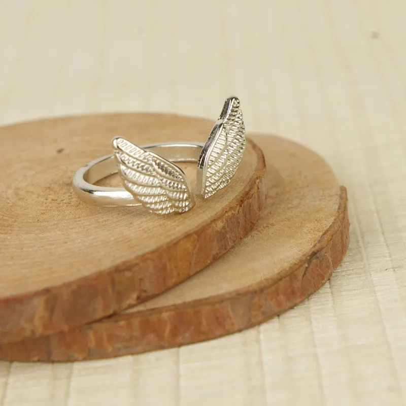 Женское Винтажное кольцо с крыльями ангела регулируемое серебряного цвета в