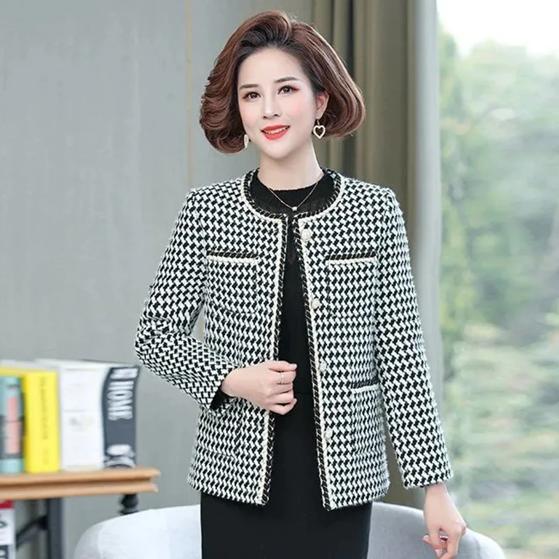 Small Fragrance Elegant Tweed Plaid Jacket Women Vintage Round Neck Pearl Button Short Coat Middle Aged Mom Plus Size Outerwear
Small Fragrance Elegant Tweed Plaid Jacket Women Vintage Round Neck Pearl Button Short Coat Middle Aged Mom Plus Size Outerwear