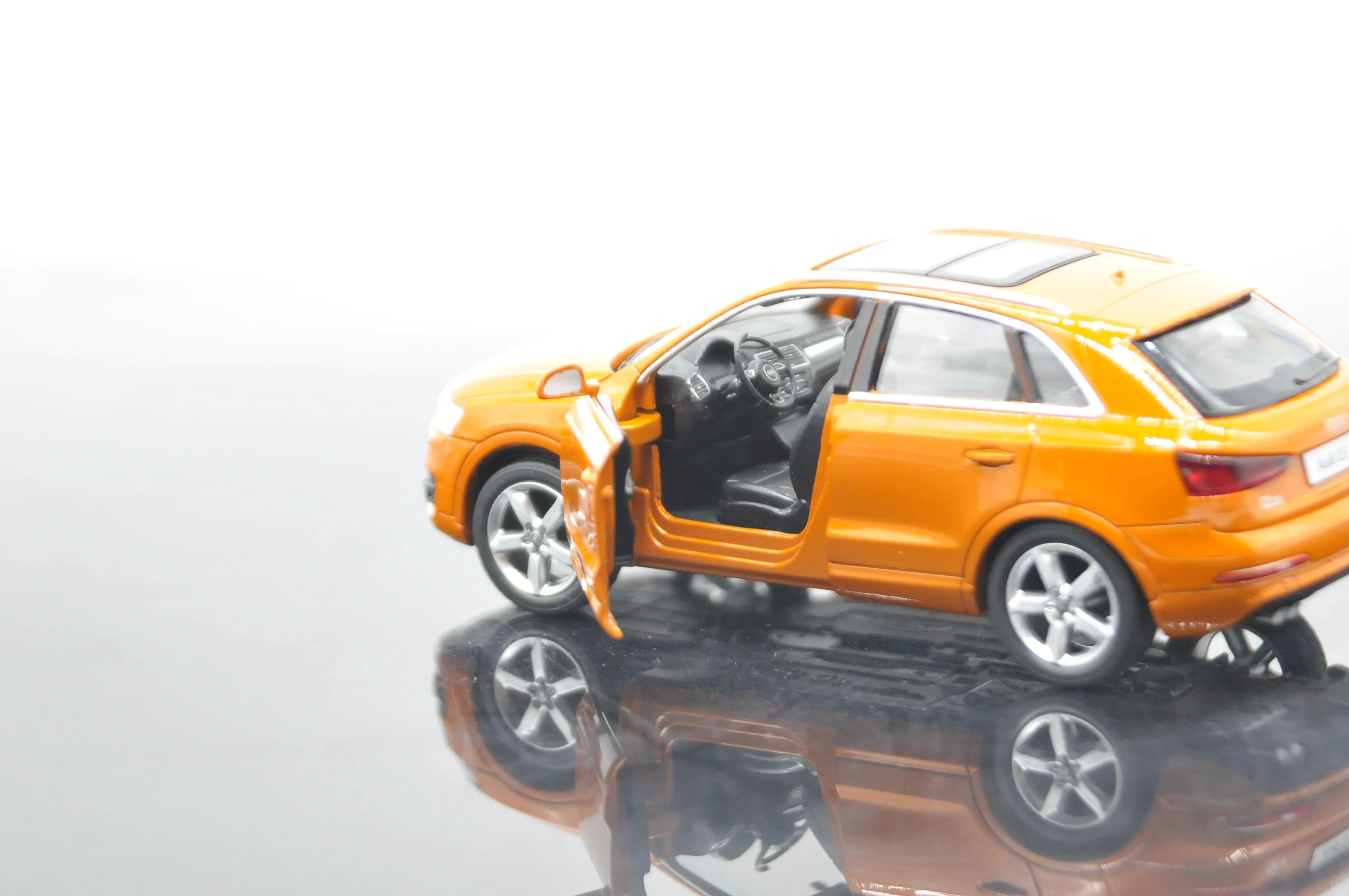 Модель автомобиля Audi Q3 1/32 имитация подсветсветильник литой Сплав модель |