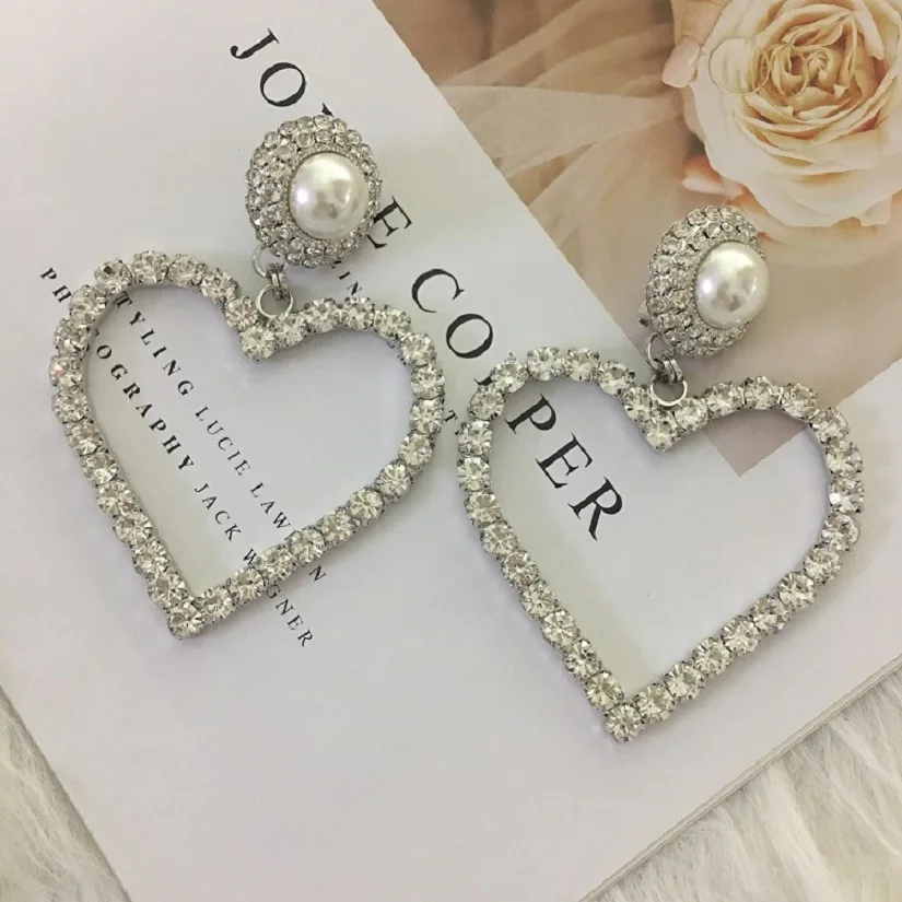 AR Temperament Retro Personality Exaggerated Pearl Heart Clip On Earrings For Women Streetwear Rhinestone Embellished Ear Clip
AR Temperament Retro Personality Exaggerated Pearl Heart Clip On Earrings For Women Streetwear Rhinestone Embellished Ear Clip