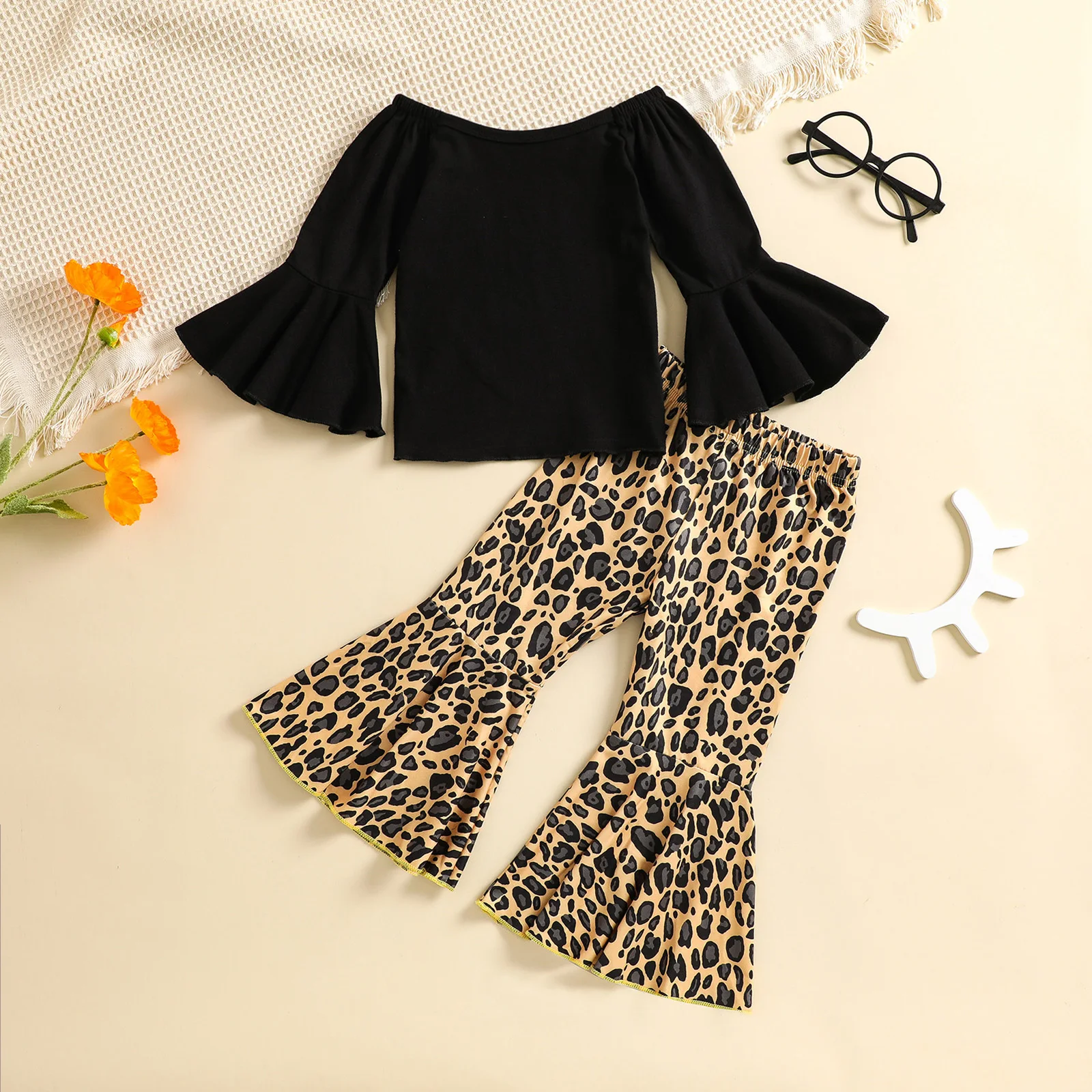 1-5 years 2 Pcs Infant Casual Outfits, Girls Off Shoulder Solid Color Flare Sleeve Pullover + Flared Leopard Print Pants
1-5 years 2 Pcs Infant Casual Outfits, Girls Off Shoulder Solid Color Flare Sleeve Pullover + Flared Leopard Print Pants