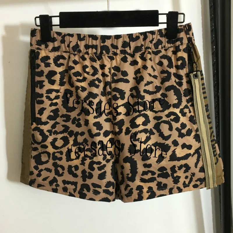 2021 luxury brand leopard letter printing fashion women's casual shorts high waist slim A-type wide leg shorts trend hot pants
2021 luxury brand leopard letter printing fashion women's casual shorts high waist slim A-type wide leg shorts trend hot pants