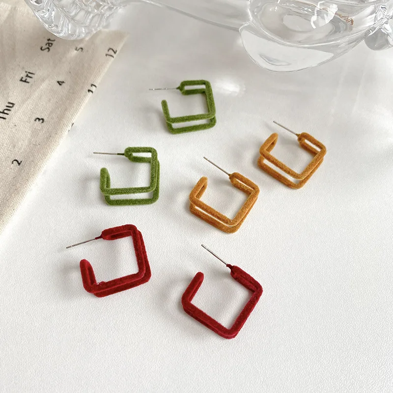 New winter plush velvet circle geometric earrings retro wild temperament female earrings female models exquisite jewelry
New winter plush velvet circle geometric earrings retro wild temperament female earrings female models exquisite jewelry