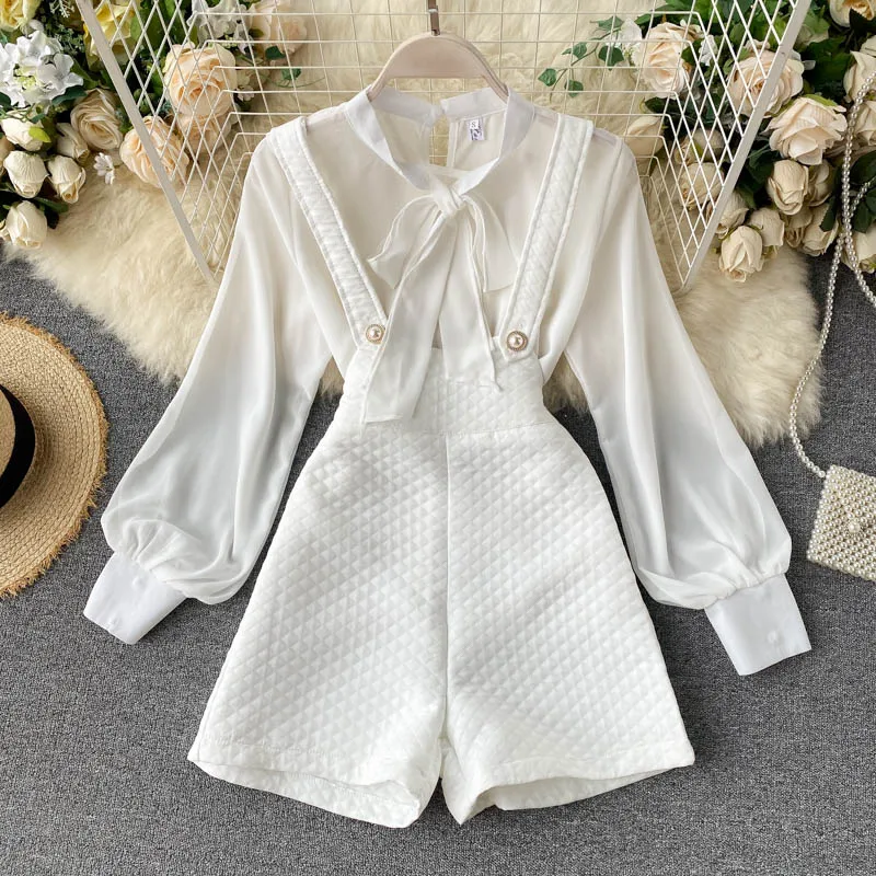New Casual Short Suits Women White Lace Up Lantern Sleeve Blouse & Plaid Flare Shorts 2021 Autumn Pant Suits Female 2 Pieces Set
New Casual Short Suits Women White Lace Up Lantern Sleeve Blouse & Plaid Flare Shorts 2021 Autumn Pant Suits Female 2 Pieces Set