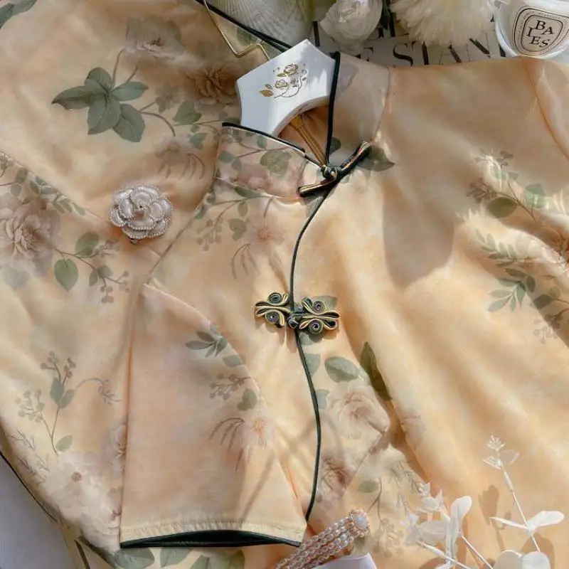 Light Yellow Satin Print Floral Cheongsam Sexy Mandarin Collar Chinese Banquet Dress Gown Elegant Women Vintage Button Qipao
Light Yellow Satin Print Floral Cheongsam Sexy Mandarin Collar Chinese Banquet Dress Gown Elegant Women Vintage Button Qipao