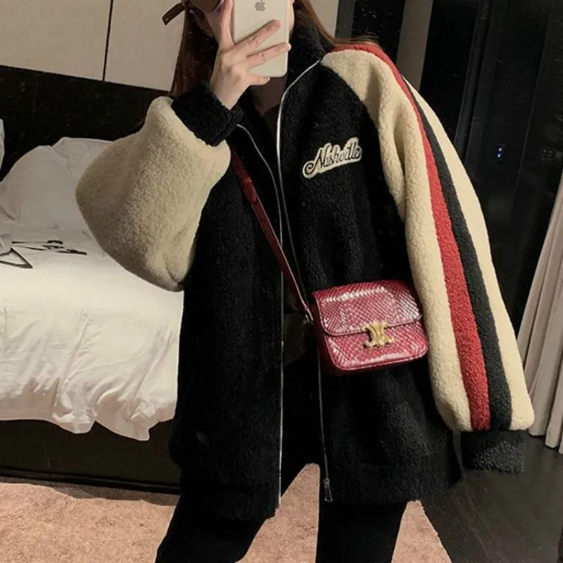 Color-blocking Lamb Wool Coat Women's Autumn and Winter 2021 New Korean Style Loose Fashion Slim Zipper Stand Collar Sweater
Color-blocking Lamb Wool Coat Women's Autumn and Winter 2021 New Korean Style Loose Fashion Slim Zipper Stand Collar Sweater