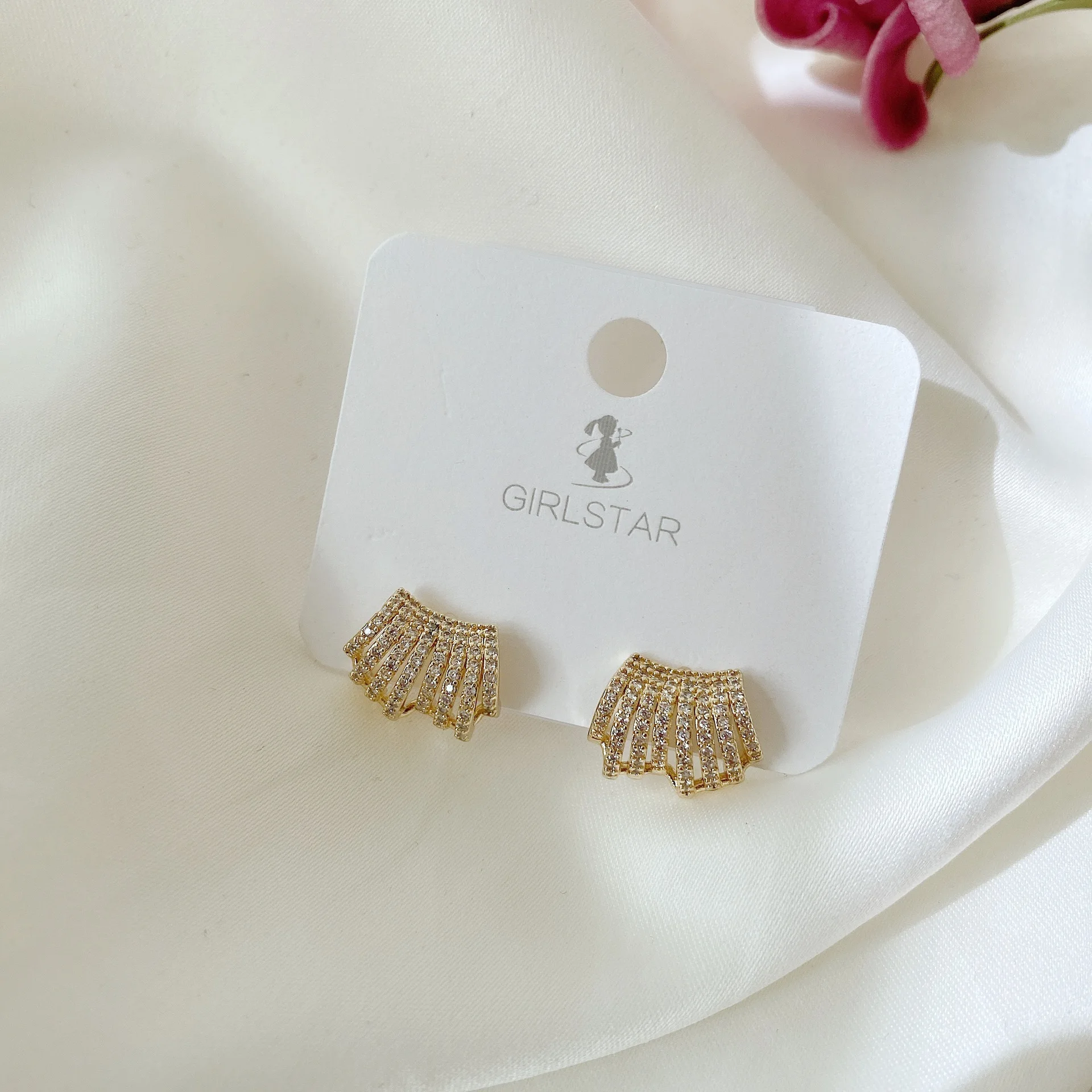 925 Sterling Silver Piercing Ear Pin French Punk Geometric Small Hoop Earrings for Women Gold Silver Party Jewelry CZ Earrings
925 Sterling Silver Piercing Ear Pin French Punk Geometric Small Hoop Earrings for Women Gold Silver Party Jewelry CZ Earrings