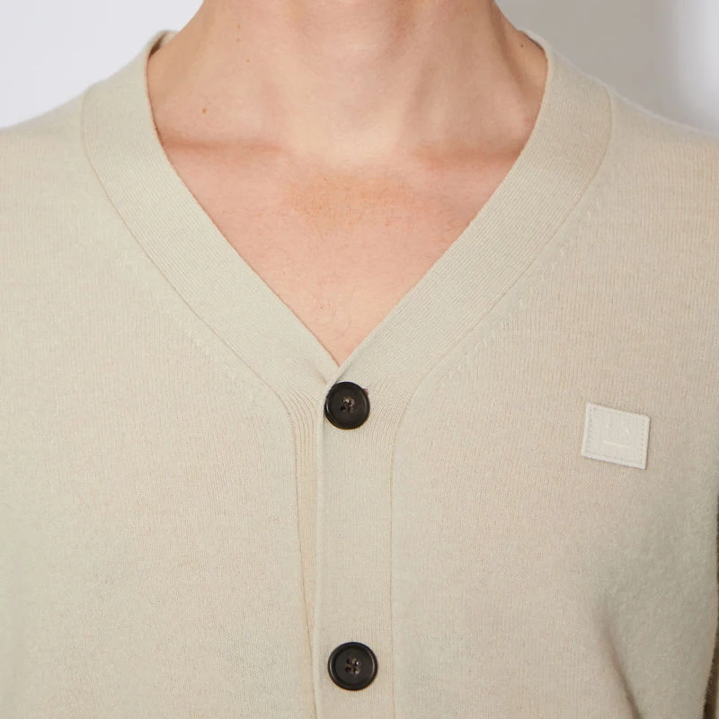 Женский трикотажный кардиган с длинным рукавом и V-образным вырезом
Женский трикотажный кардиган с длинным рукавом и V-образным вырезом