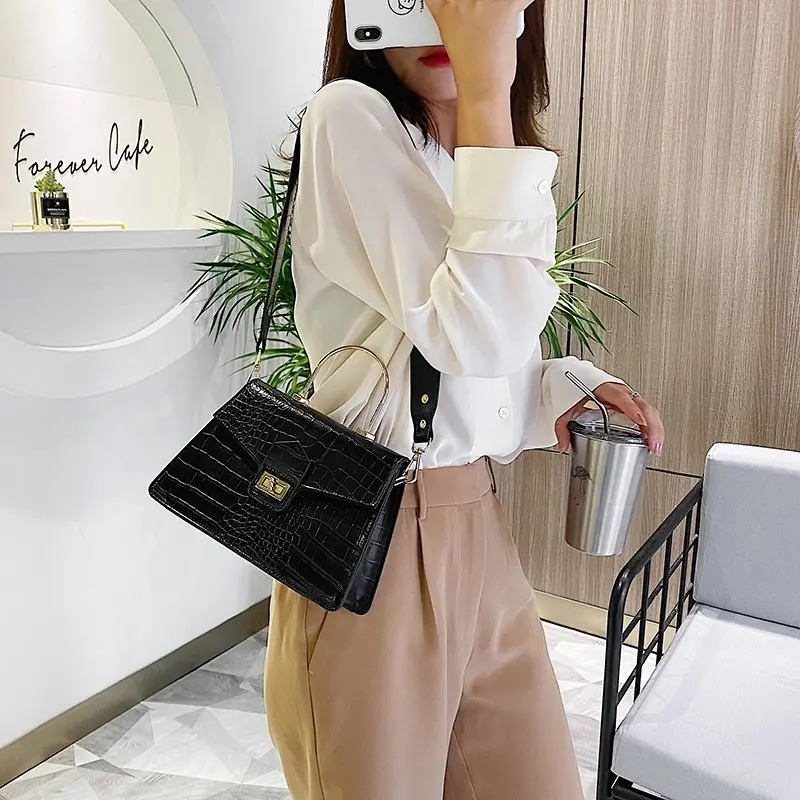 Iron Handle Leather Shoulder Crossbody Bags for Women 2021 Luxury Fashion Lock Handbags and Small Square Bag Lady Totes
Iron Handle Leather Shoulder Crossbody Bags for Women 2021 Luxury Fashion Lock Handbags and Small Square Bag Lady Totes