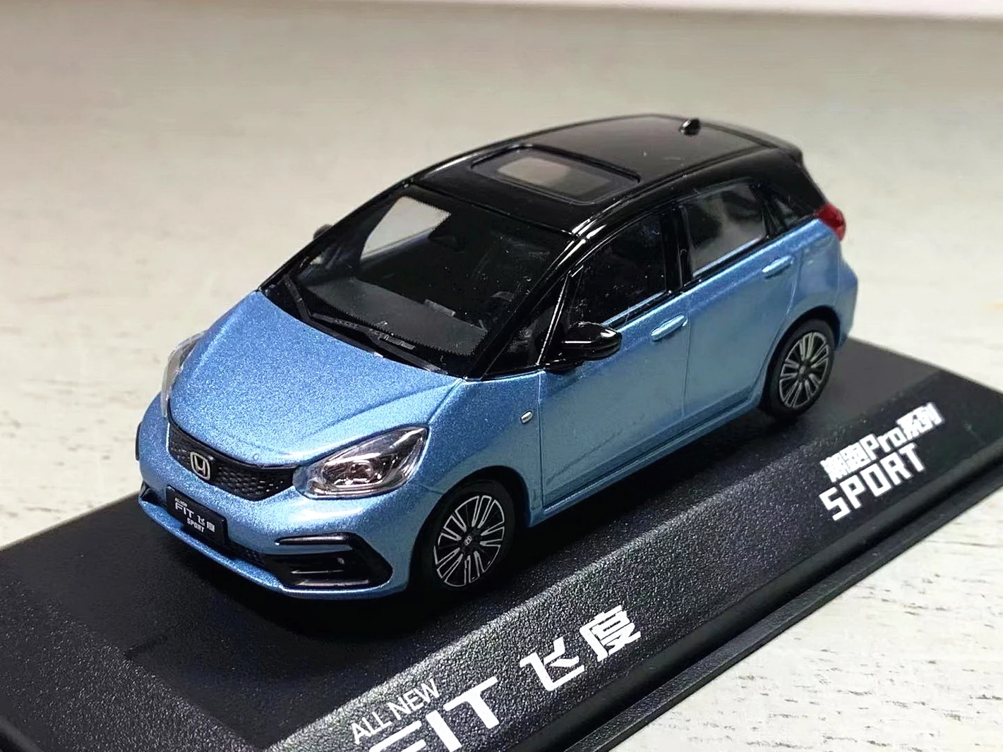 1/40 масштаб Honda Fit Sport 2021 синяя литая модель автомобиля коллекция игрушек подарок перо
1/40 масштаб Honda Fit Sport 2021 синяя литая модель автомобиля коллекция игрушек подарок перо